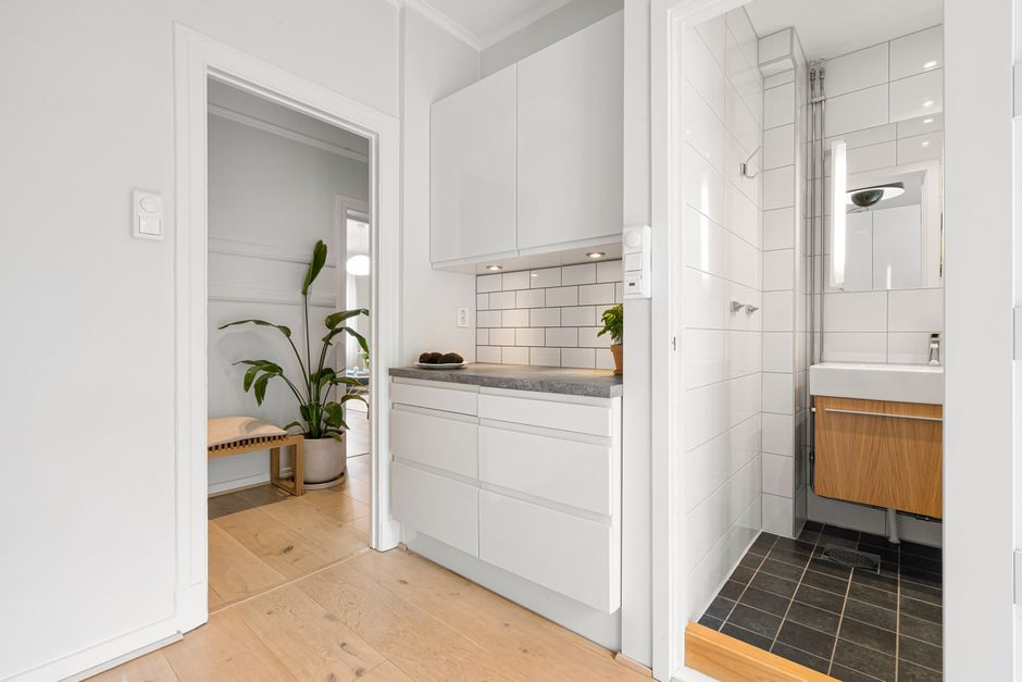 Bright compact interior of a small dwelling with open living area, clear sightlines, and efficient use of space.